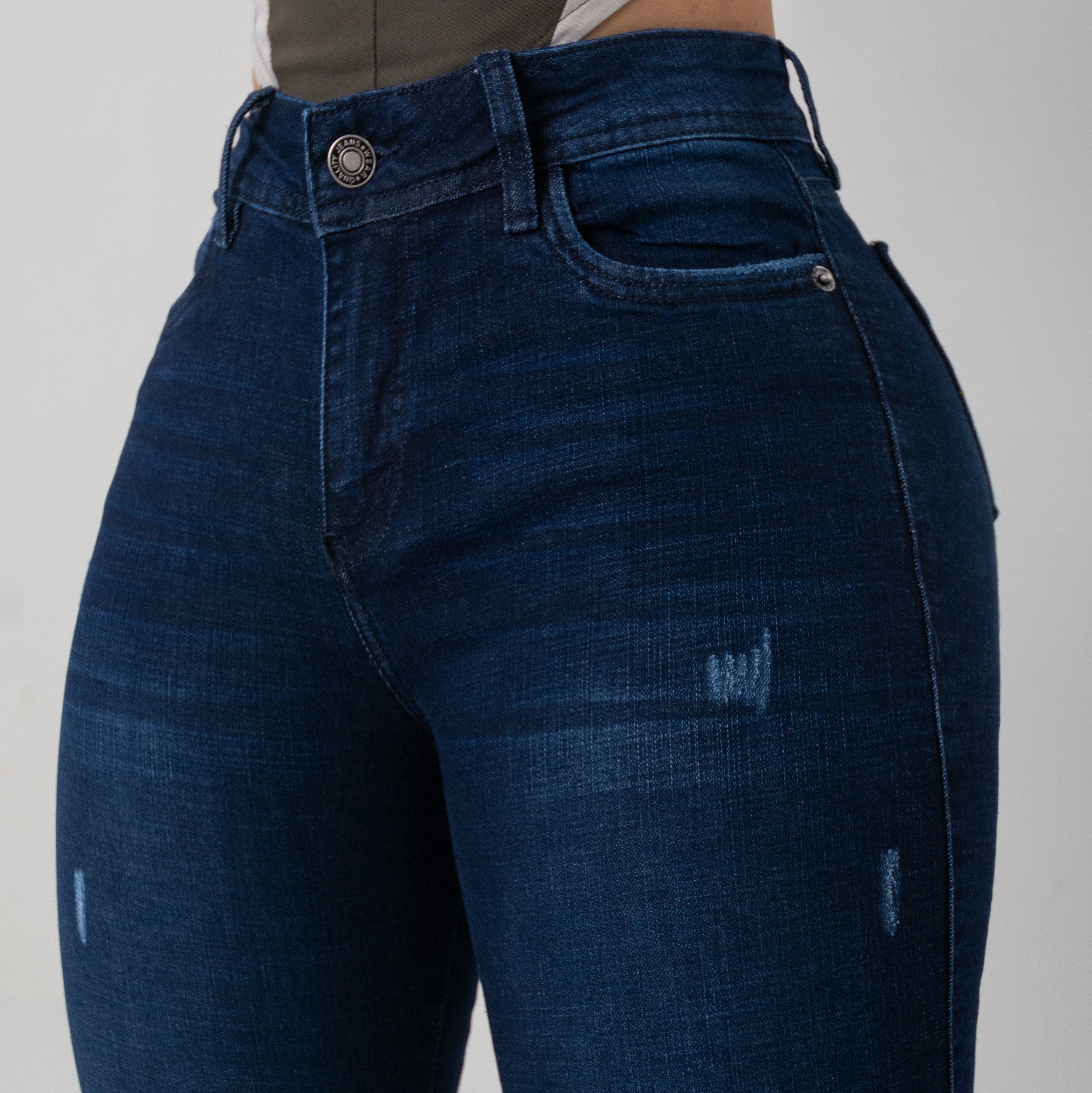 JEANS CLASICO SKINNY, TIRO ALTO, CON COSTURA EN EL BOLSILLO REF:J5530