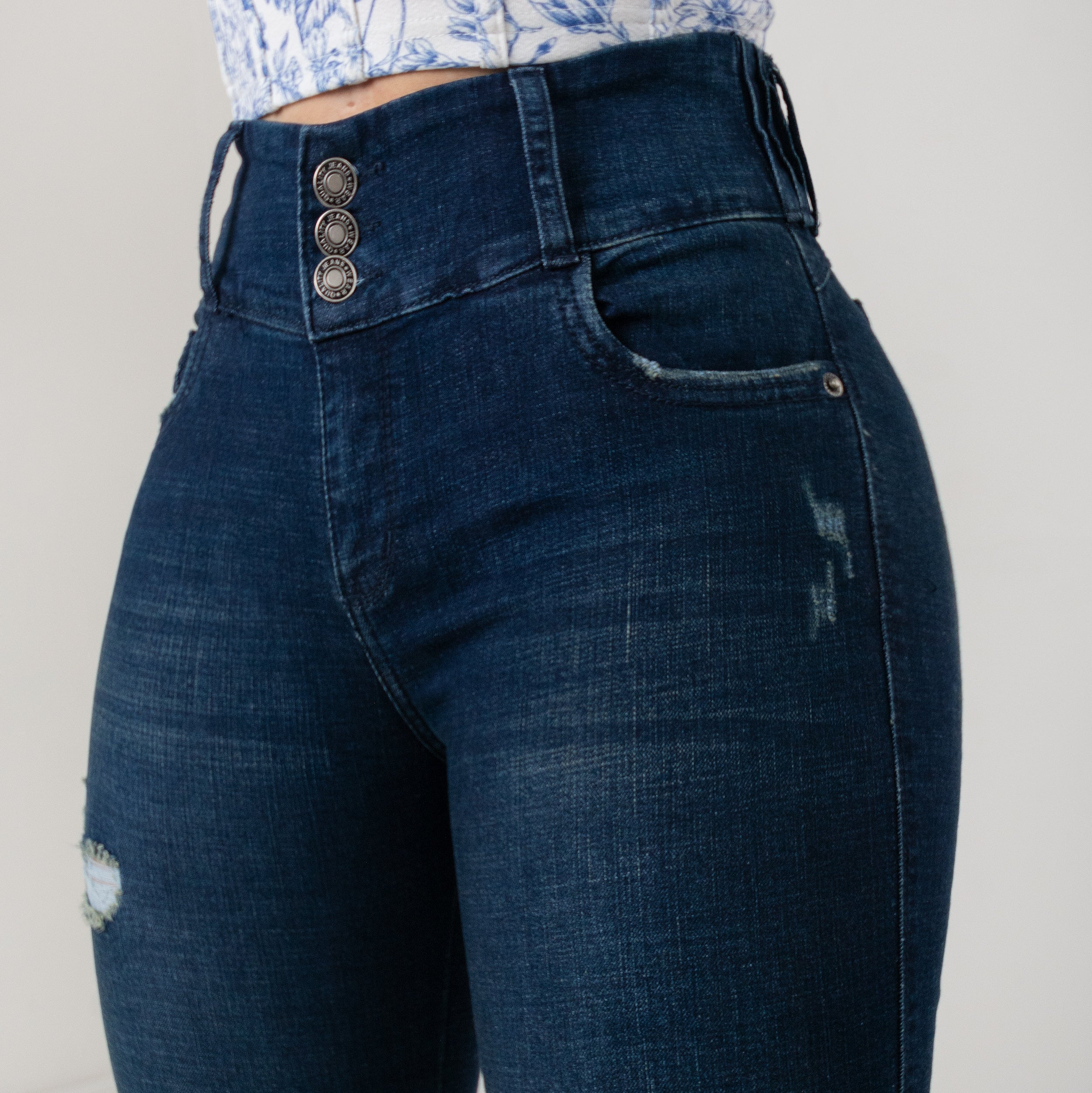 NUEVO JEANS SKINNY, CONTROL ABDOMEN  LEVANTACOLA CON DISEÑO EN PRETINA REF: 5538