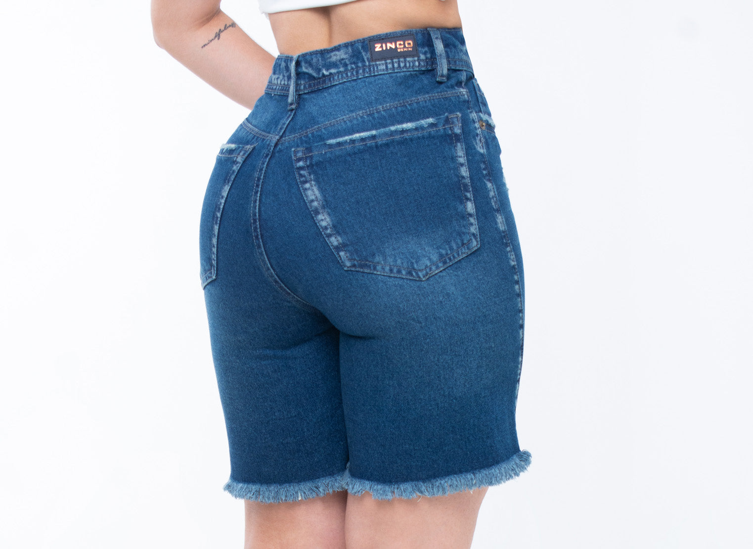 SHORT TIPO BERMUDA, TIRO SUPER ALTO CINCO BOTONES